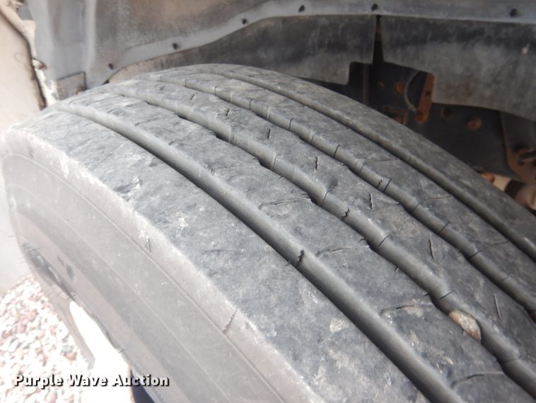 image for item FA9365 1993 Ford F700  flatbed truck