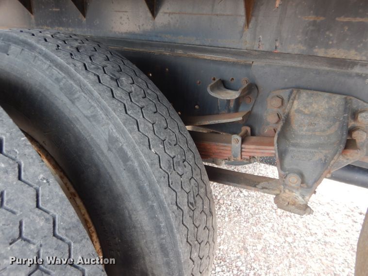 image for item FA9365 1993 Ford F700  flatbed truck