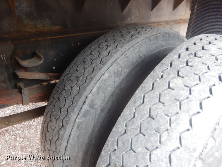 image for item FA9365 1993 Ford F700  flatbed truck