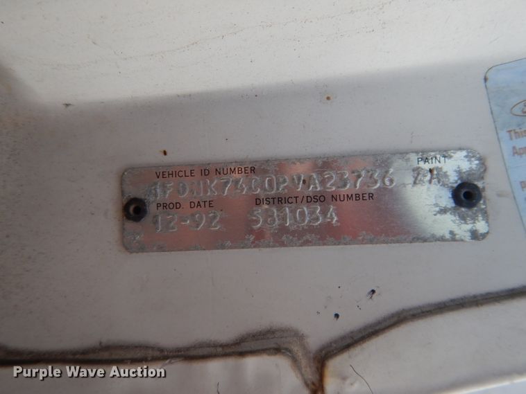 image for item FA9365 1993 Ford F700  flatbed truck