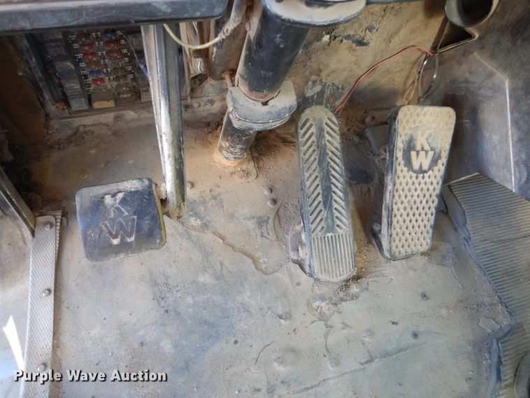 image for item FK9397 1988 Kenworth T600  semi truck