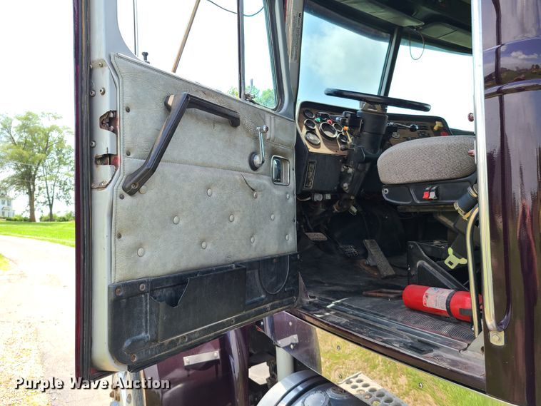 image for item FX9521 1993 Western Star 4900  semi truck