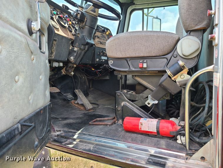 image for item FX9521 1993 Western Star 4900  semi truck