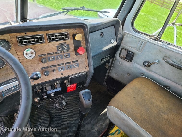 image for item FX9521 1993 Western Star 4900  semi truck