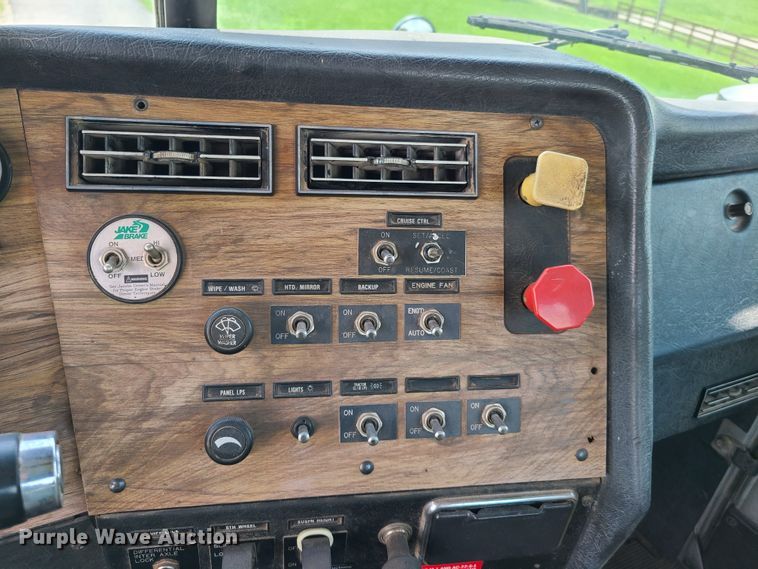 image for item FX9521 1993 Western Star 4900  semi truck