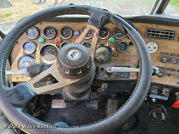 image for item FX9521 1993 Western Star 4900  semi truck