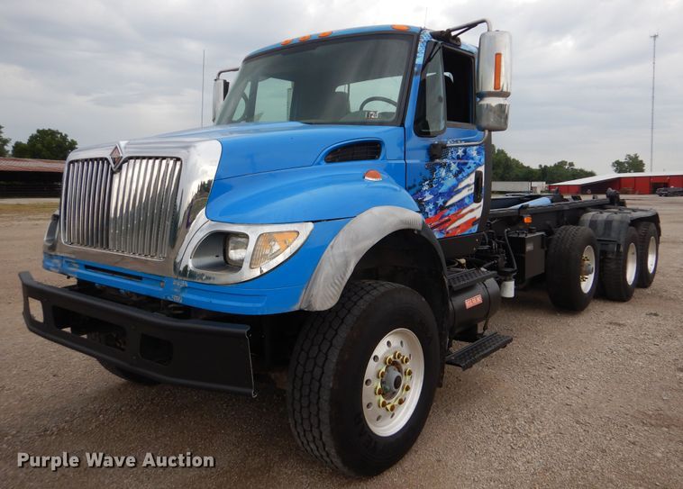 image for item GM9076 2004 International 7600  hook lift truck