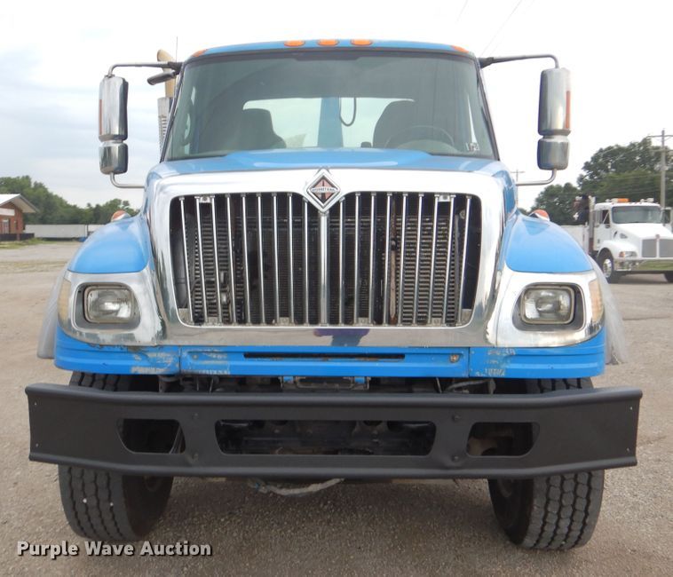 image for item GM9076 2004 International 7600  hook lift truck