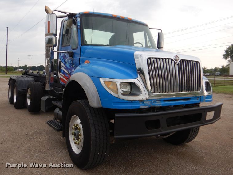 image for item GM9076 2004 International 7600  hook lift truck