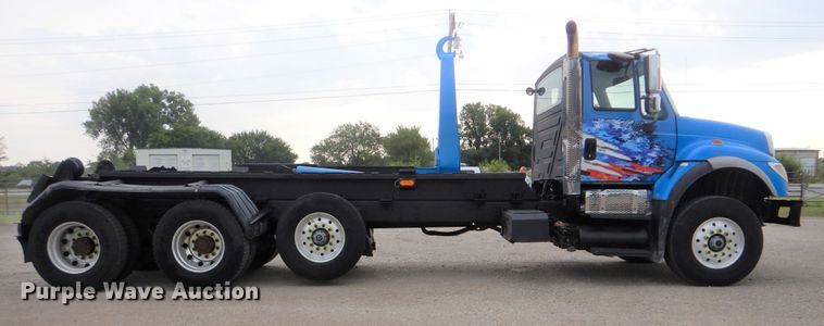 image for item GM9076 2004 International 7600  hook lift truck