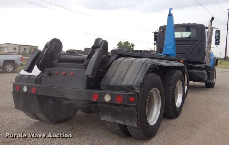 image for item GM9076 2004 International 7600  hook lift truck