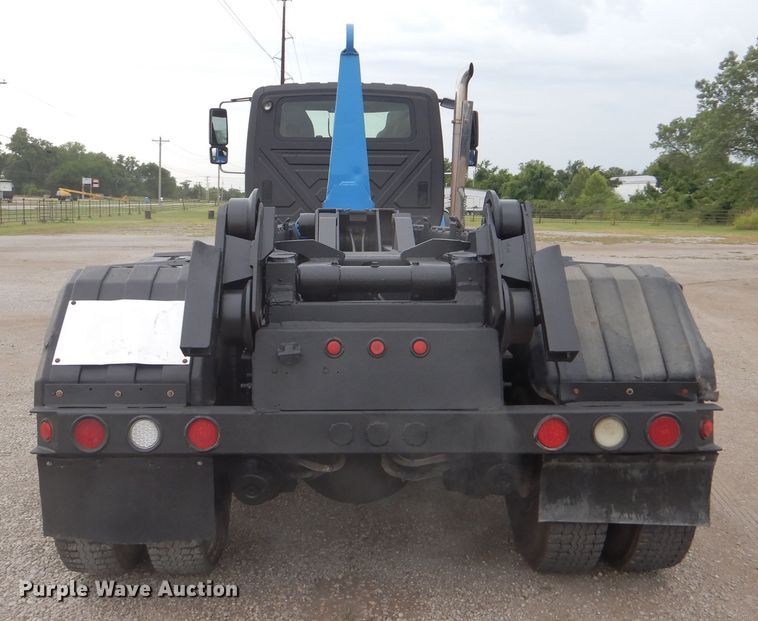 image for item GM9076 2004 International 7600  hook lift truck