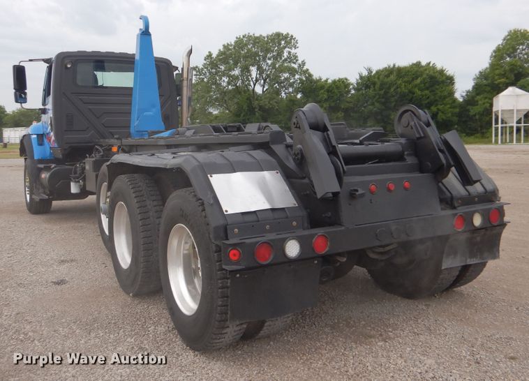 image for item GM9076 2004 International 7600  hook lift truck