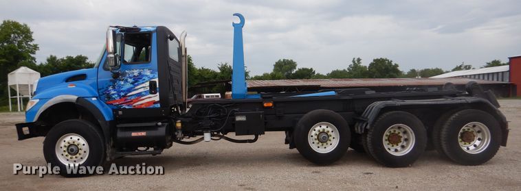 image for item GM9076 2004 International 7600  hook lift truck