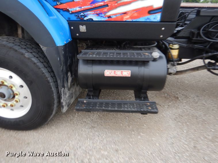 image for item GM9076 2004 International 7600  hook lift truck