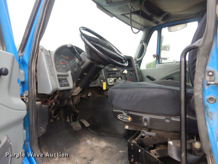 image for item GM9076 2004 International 7600  hook lift truck
