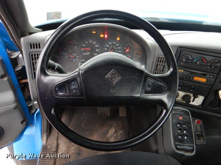 image for item GM9076 2004 International 7600  hook lift truck