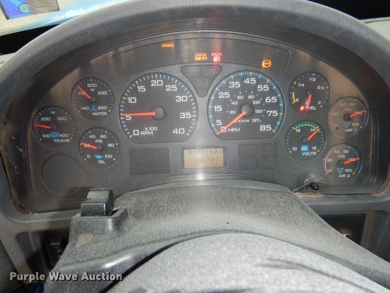 image for item GM9076 2004 International 7600  hook lift truck