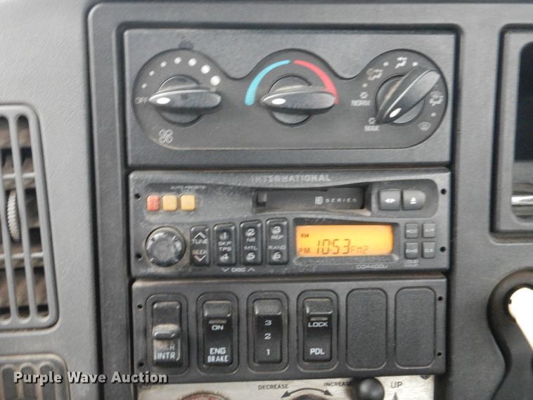 image for item GM9076 2004 International 7600  hook lift truck