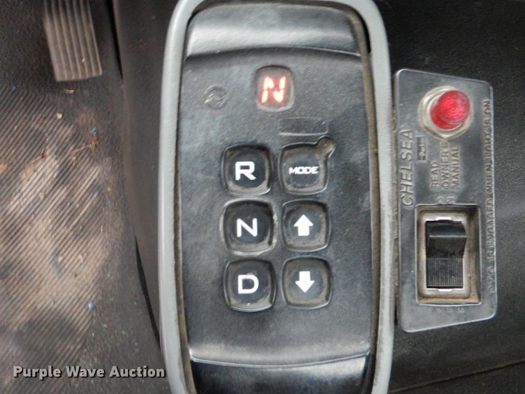 image for item GM9076 2004 International 7600  hook lift truck