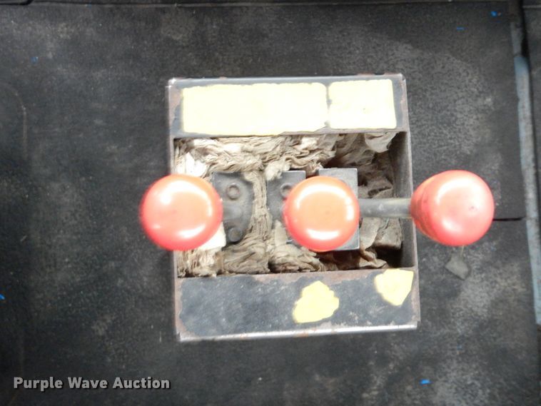 image for item GM9076 2004 International 7600  hook lift truck