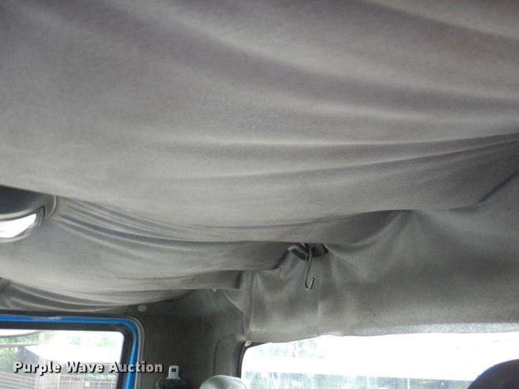 image for item GM9076 2004 International 7600  hook lift truck