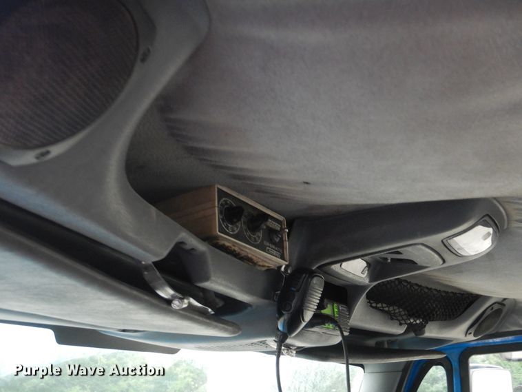 image for item GM9076 2004 International 7600  hook lift truck