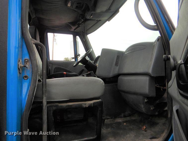 image for item GM9076 2004 International 7600  hook lift truck