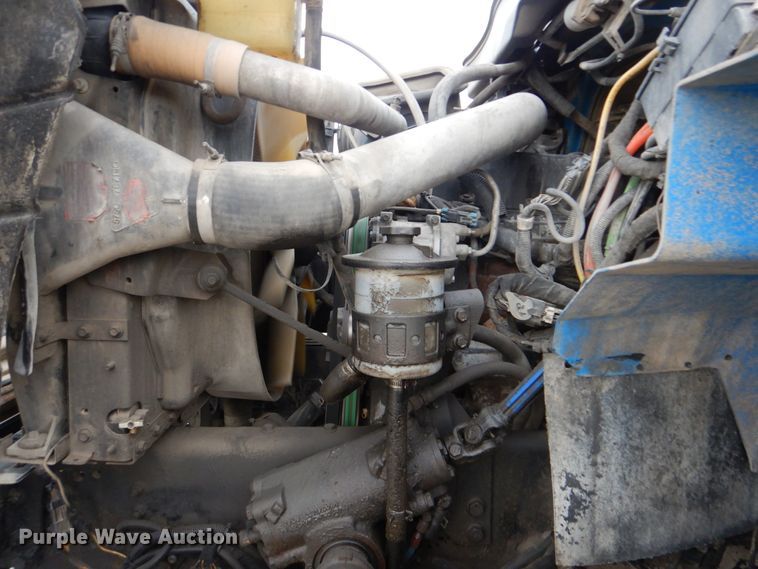 image for item GM9076 2004 International 7600  hook lift truck