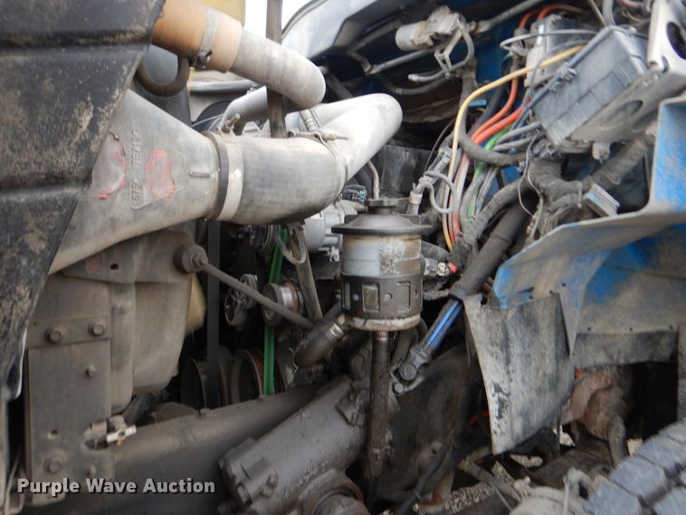 image for item GM9076 2004 International 7600  hook lift truck