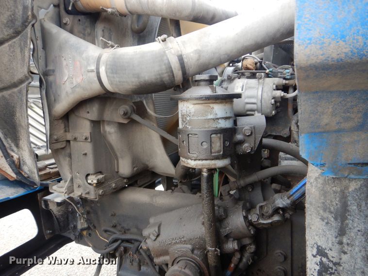 image for item GM9076 2004 International 7600  hook lift truck