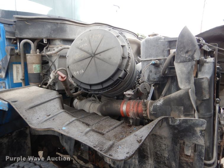 image for item GM9076 2004 International 7600  hook lift truck