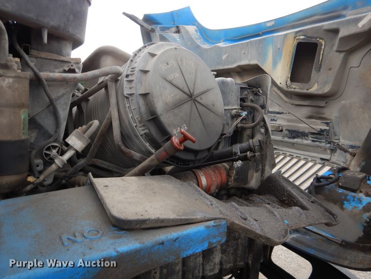 image for item GM9076 2004 International 7600  hook lift truck