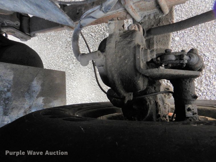 image for item GM9076 2004 International 7600  hook lift truck