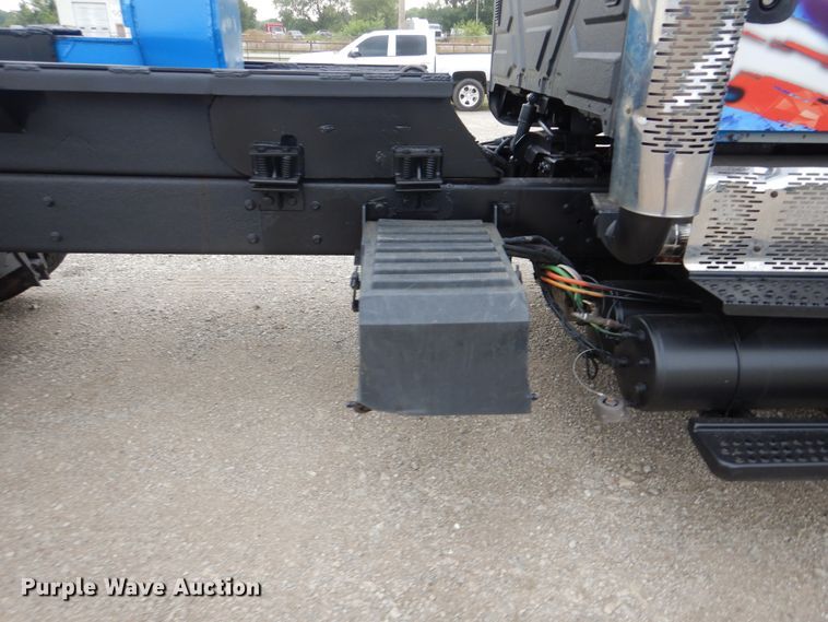 image for item GM9076 2004 International 7600  hook lift truck