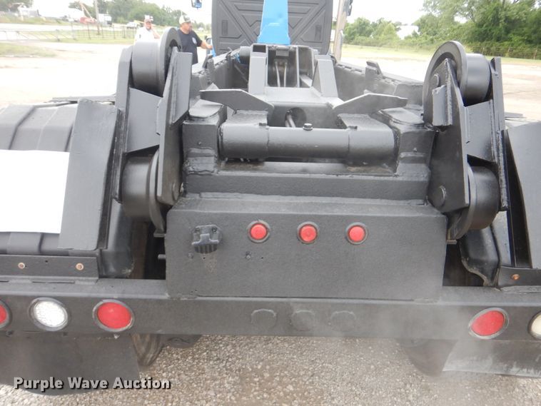 image for item GM9076 2004 International 7600  hook lift truck