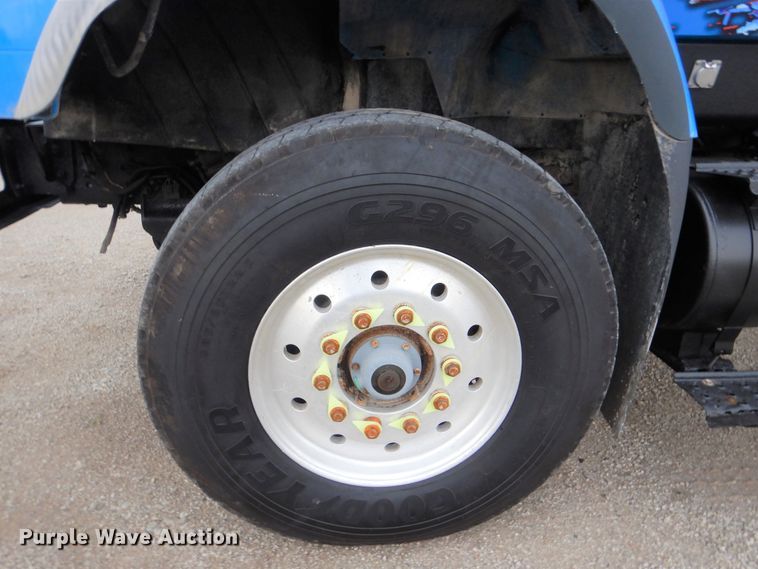 image for item GM9076 2004 International 7600  hook lift truck