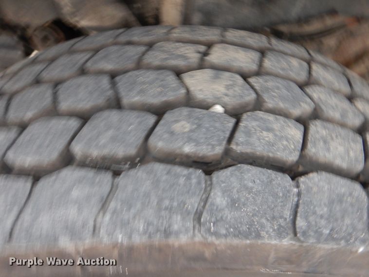 image for item GM9076 2004 International 7600  hook lift truck