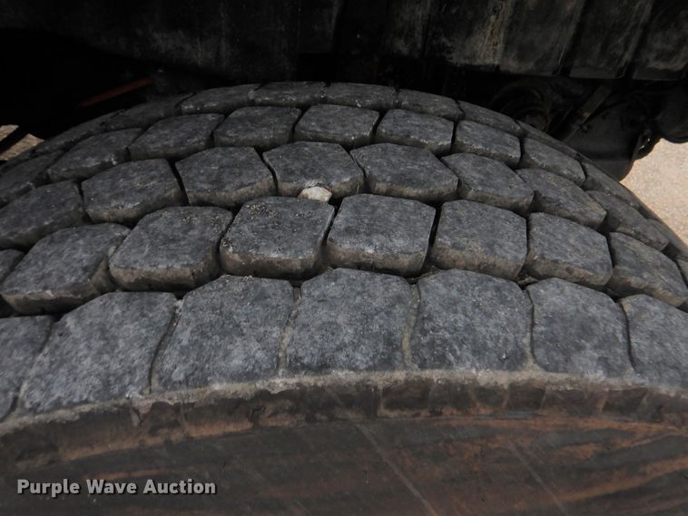 image for item GM9076 2004 International 7600  hook lift truck