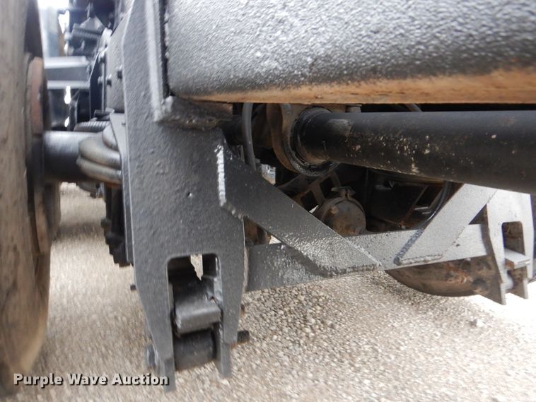 image for item GM9076 2004 International 7600  hook lift truck