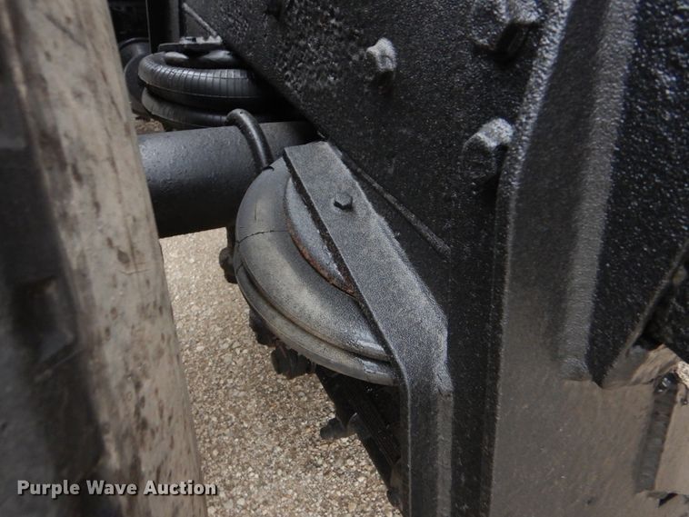 image for item GM9076 2004 International 7600  hook lift truck