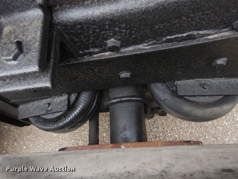 image for item GM9076 2004 International 7600  hook lift truck