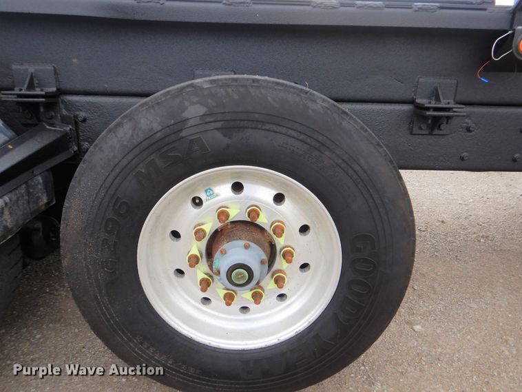 image for item GM9076 2004 International 7600  hook lift truck