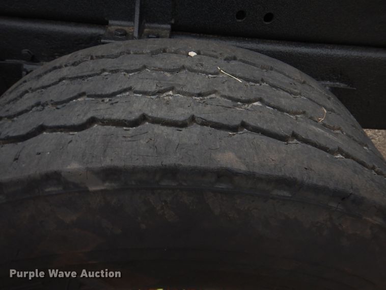 image for item GM9076 2004 International 7600  hook lift truck