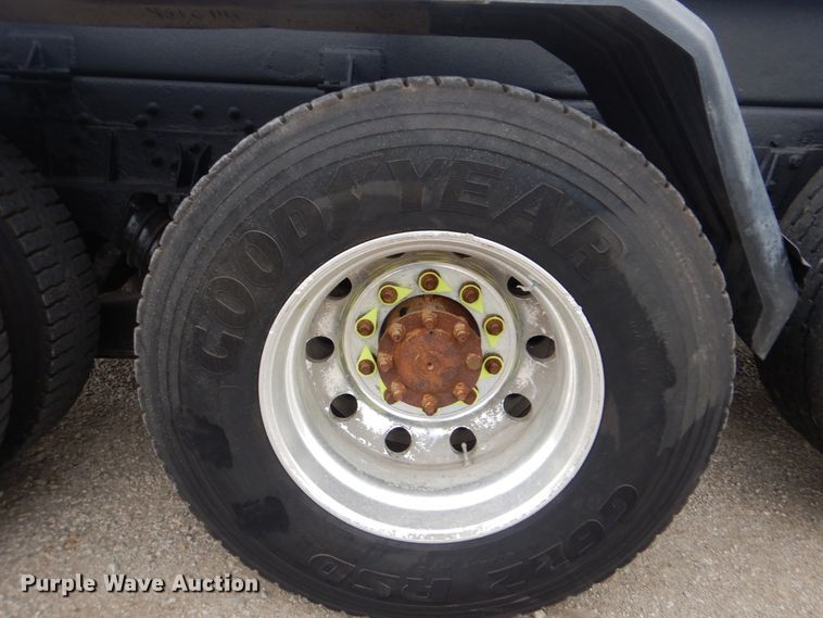 image for item GM9076 2004 International 7600  hook lift truck