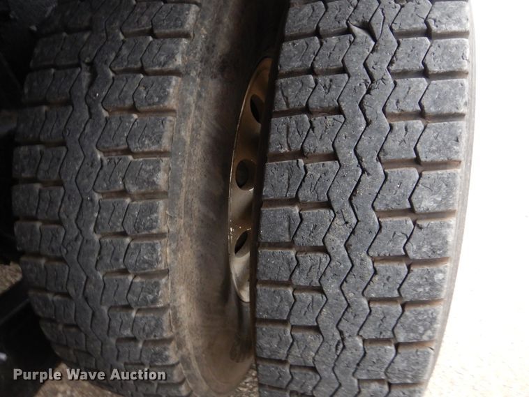 image for item GM9076 2004 International 7600  hook lift truck