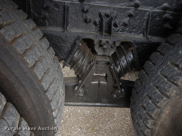 image for item GM9076 2004 International 7600  hook lift truck