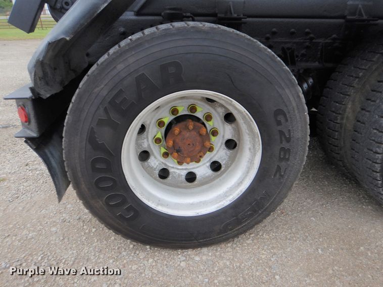 image for item GM9076 2004 International 7600  hook lift truck