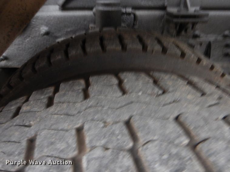 image for item GM9076 2004 International 7600  hook lift truck