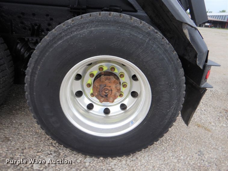 image for item GM9076 2004 International 7600  hook lift truck